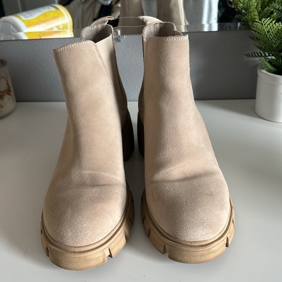 STEVE MADDEN Howler Chelsea Bootie in Sand Suede - Size 9M - Picture 2 of 5